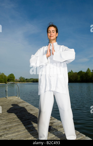 Junge Frau, die sich darin üben, Qi Gong Stockfoto