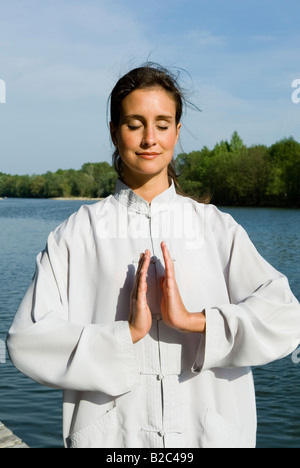 Junge Frau, die sich darin üben, Qi Gong Stockfoto