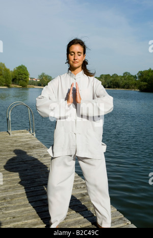 Junge Frau, die sich darin üben, Qi Gong Stockfoto