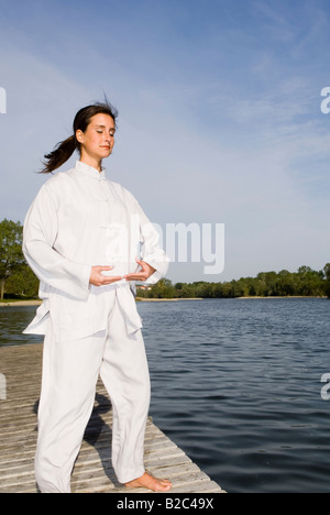 Junge Frau, die sich darin üben, Qi Gong Stockfoto