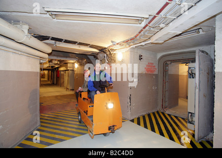 Mitarbeiter fahren ein Elektrotrolley durch die Gänge in das Museum der ehemaligen Marienthal Regierungsbunker in der Nähe von Ahrwe Stockfoto