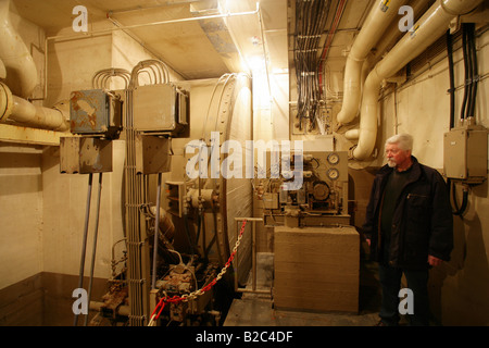 Mitarbeiter, die Beobachtung der Leitwarte im Museum des ehemaligen Marienthal-Regierungsbunker in der Nähe von Ahrweiler Stockfoto