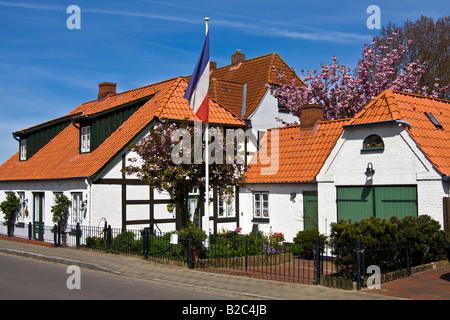 Historisches Fachwerk-Häuser in Arnis am Fluss Schlei, Flagge von Schleswig-Holstein, Bad Arnis, Schleswig-Holstein Stockfoto