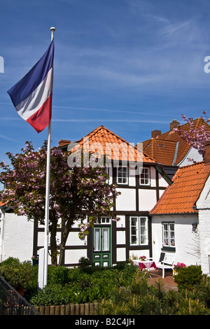 Historisches Fachwerk-Häuser in Arnis am Fluss Schlei, Flagge von Schleswig-Holstein, Bad Arnis, Schleswig-Holstein Stockfoto