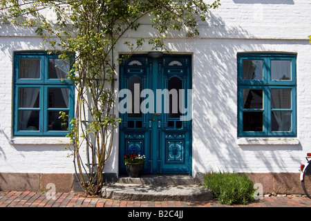 Historisches Haus, ornamentale Holztür in Arnis eine der Schlei, Bad Arnis, Schleswig-Holstein, Deutschland, Europa Stockfoto