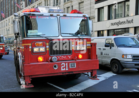 Feuerwehrauto, Leiter 21, New York City Fire Department oder die Feuerwehr der Stadt New York, FDNY, professionelle Feuer briga Stockfoto