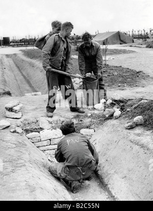 Vier Gefangene des Krieges arbeiten, PW, Abkürzung für Kriegsgefangene, historische Fotos, 1945, Holland, Europa Stockfoto