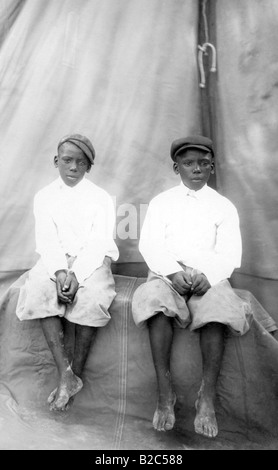 Zwei afrikanische jungen in europäischer Kleidung, historisches Foto, um 1915 Stockfoto