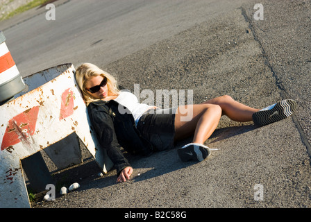 Droge süchtig Frauen liegen auf dem asphalt Stockfoto