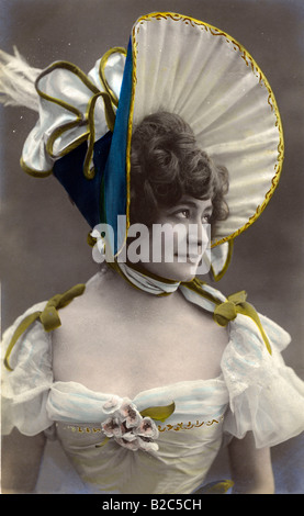 Frau trägt ein lustige Kleid mit lustige Kopfbedeckung, historisches Foto, um 1900 Stockfoto