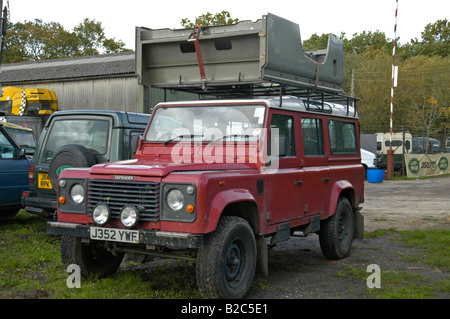 Ein komplettes Land Rover 110 HT hinteren Körper auf den großen Dachträger von einem Land Rover Defender 110 Station Wagon verladen. Stockfoto