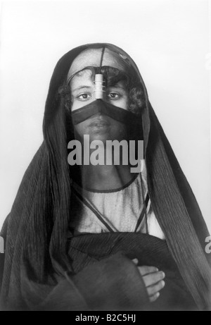 Afrikanische Frau tragen traditionelle Kleidung, historische Aufnahme um 1900 Stockfoto