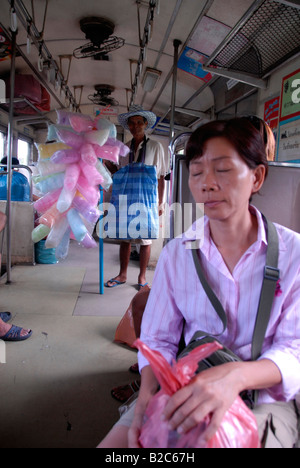 Straßenhändler verkaufen Zuckerwatte auf Zug, Zug in Richtung zu Samut Sakorn aus Wongwianyai station(bangkok), thailand Stockfoto