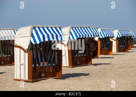 Leere überdachten Strand Korbsessel, Saison, Travemünde Strand, Schleswig-Holstein, Deutschland, Europa Stockfoto