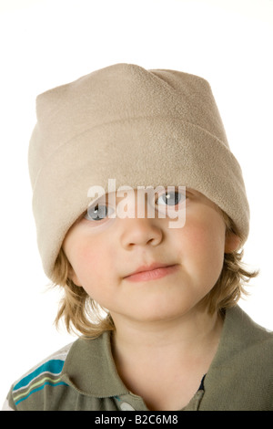 Zwei-jähriger Junge mit wolligen Hut, Porträt Stockfoto