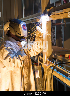 Handwerker bauen und Schweißen einen Stahlrahmen, Hamburg, Deutschland, Europa Stockfoto