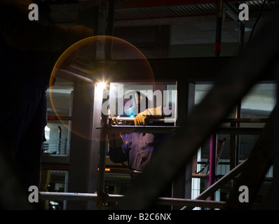 Handwerker bauen und Schweißen einen Stahlrahmen, Hamburg, Deutschland, Europa Stockfoto