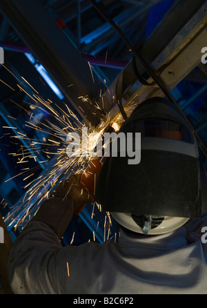 Handwerker bauen und Schweißen einen Stahlrahmen, Hamburg, Deutschland, Europa Stockfoto