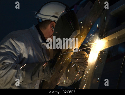 Handwerker bauen und Schweißen einen Stahlrahmen, Hamburg, Deutschland, Europa Stockfoto