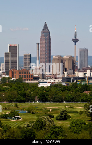 Skyline von Frankfurt, Messeturm Turm, Pferderennbahn und Niederrad Golfplatz im Vordergrund, Frankfurt am Main, Hessen, Deutschland, Europa Stockfoto