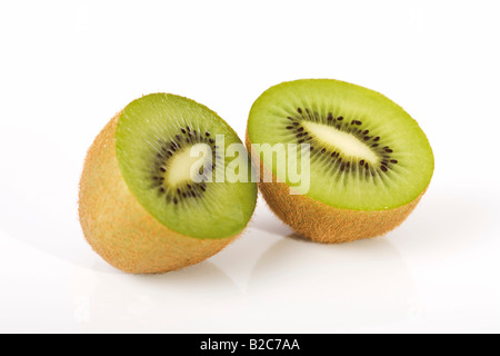 Kiwi (Schnitt Deliciosa), in Hälften geschnitten Stockfoto
