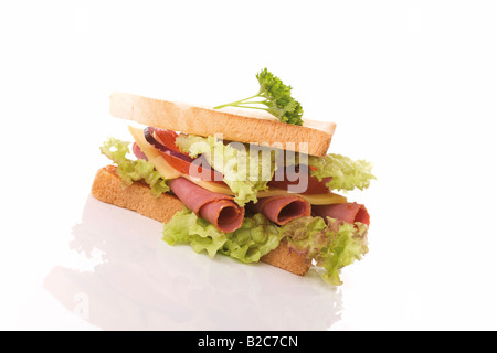 Geräucherter Schinkensandwich mit Tomaten, Käse und Salat Stockfoto
