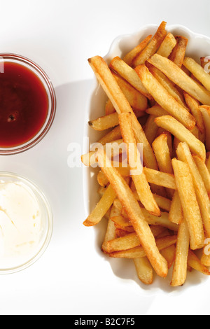 Chips mit Ketchup und mayonnaise Stockfoto