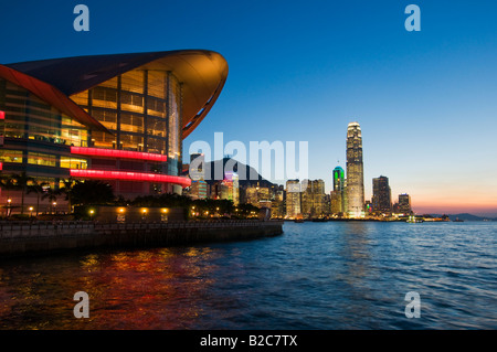 "Das Wahrzeichen Hong Kong Exhibition and Convention Centre am Ufer des Victoria Harbour in Hongkong" Stockfoto