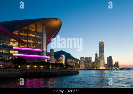 Das Wahrzeichen Hong Kong Exhibition and Convention Center am Ufer des Victoria Harbour in Hongkong Stockfoto