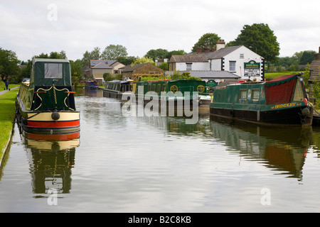 Bunte Hausboote liegen am Kanalufer bei Bilsborrow Moorings, in der Nähe der Pubs White Bull und Roebuck. Lancaster Canal, Preston, Lancashire, großbritannien Stockfoto