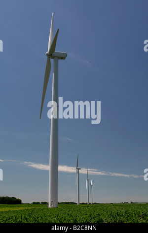 Wind-Generatoren in landwirtschaftlich genutzten Fläche in der Nähe von Charles City Iowa Stockfoto