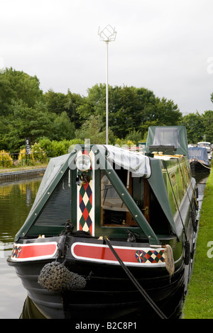 Bunte Hausboote liegen am Kanalufer bei Bilsborrow Moorings, in der Nähe der Pubs White Bull und Roebuck. Lancaster Canal, Preston, Lancashire, großbritannien Stockfoto