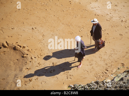 Ältere Paare, die auf dem Sand. Sardinero Strand. Santander. Cantabria Provinz. Spanien. Stockfoto