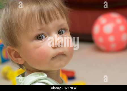 Kleine Kinder Portrait mit Ball im Hintergrund drinnen Stockfoto
