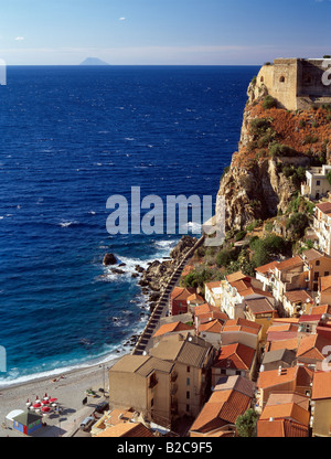 Blick über die Dächer Scilla Stadt und Strand Kalabrien Italien Stockfoto