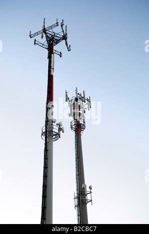 Telekommunikation Türme, Relais und Mobilfunk-Antennen Stockfoto
