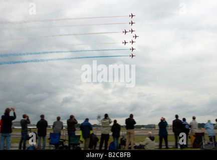 Öffentliche / Enthusiasten beobachten der Red Arrows Display Team Farnborough Air Show 2008 Stockfoto