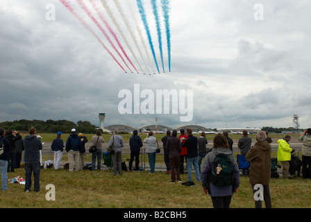 Öffentliche / Enthusiasten beobachten der Red Arrows Display Team Farnborough Air Show 2008 Stockfoto