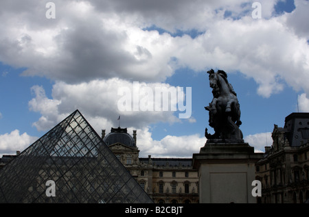 Das Louvre Museum, die Hauptattraktion mit der Pyramide Stockfoto