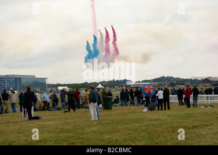 Öffentliche / Enthusiasten beobachten der Red Arrows Display Team Farnborough Air Show 2008 Stockfoto
