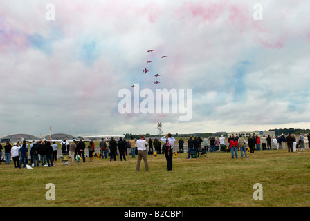 Öffentliche / Enthusiasten beobachten der Red Arrows Display Team Farnborough Air Show 2008 Stockfoto