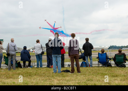 Öffentliche / Enthusiasten beobachten der Red Arrows Display Team Farnborough Air Show 2008 Stockfoto