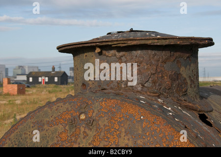 Rosten Maschinen mit Kernkraftwerk Dungeness im Hintergrund Stockfoto