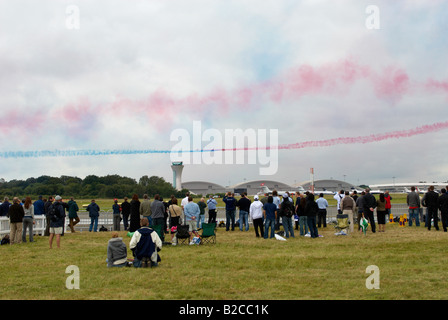 Öffentliche / Enthusiasten beobachten der Red Arrows Display Team Farnborough Air Show 2008 Stockfoto