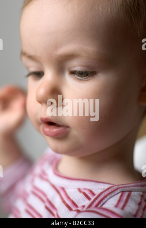 Kleines Kind auf der Suche nach unten Stockfoto