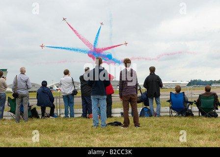 Öffentliche / Enthusiasten beobachten der Red Arrows Display Team Farnborough Air Show 2008 Stockfoto