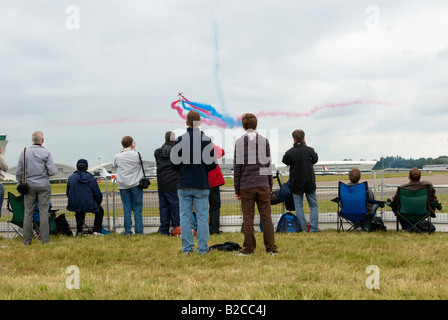 Öffentliche / Enthusiasten beobachten der Red Arrows Display Team Farnborough Air Show 2008 Stockfoto