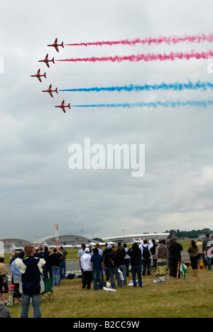 Öffentliche / Enthusiasten beobachten der Red Arrows Display Team Farnborough Air Show 2008 Stockfoto