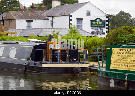 Bunte Hausboote liegen am Kanalufer bei Bilsborrow Moorings, in der Nähe der Pubs White Bull und Roebuck. Lancaster Canal, Preston, Lancashire, großbritannien Stockfoto