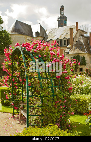 Eine rose überdachte Laube vor der Abtei im Les Jardins de Valloires Normandie Frankreich EU Stockfoto